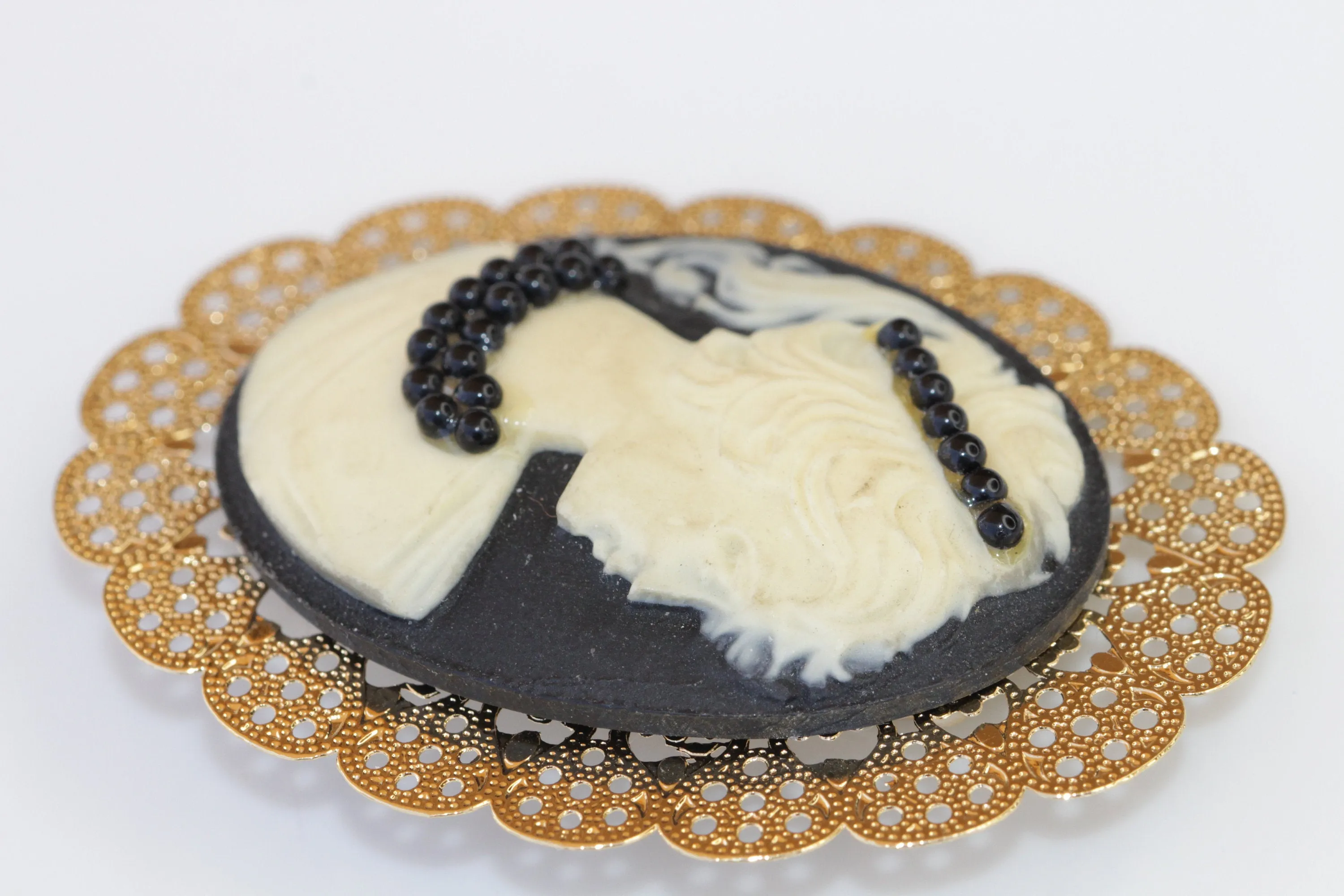 BLACK CAMEO BROOCH