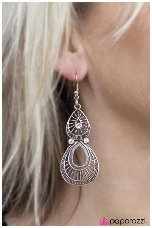 Paparazzi Earring ~ The House of Mirth - White